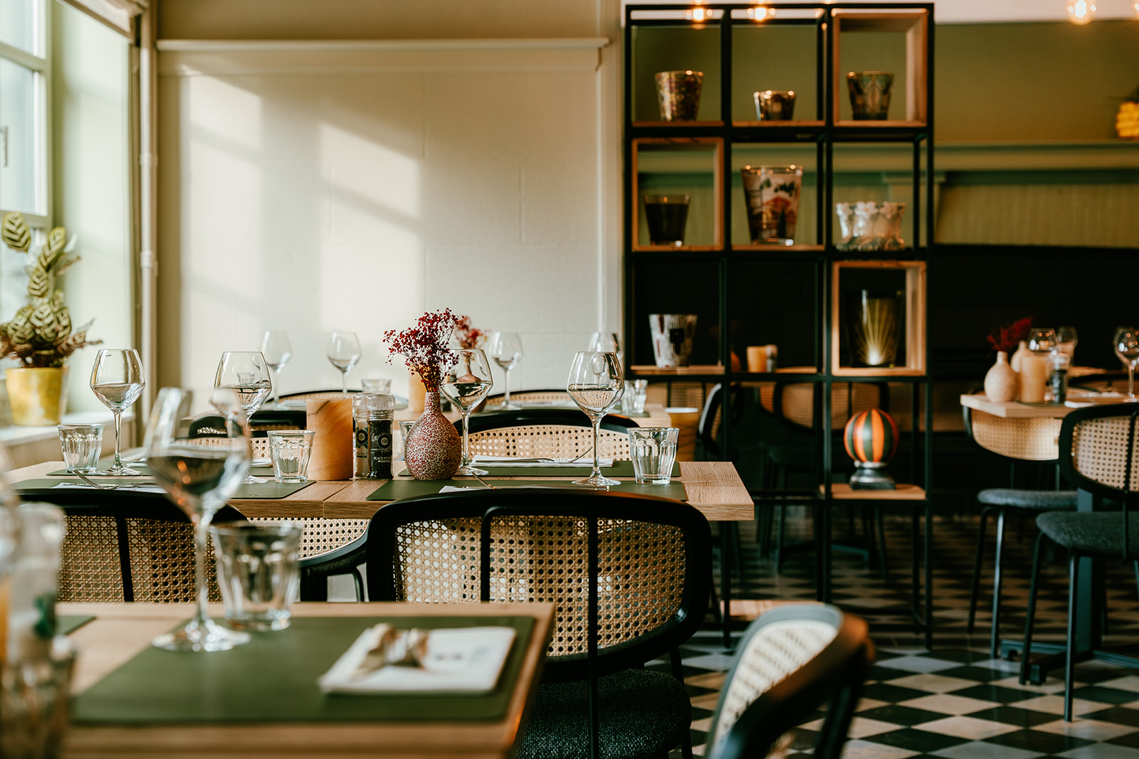 Gedekte tafels in Brasserie De Sterre in Bachte-Maria-Leerne bij Deinze