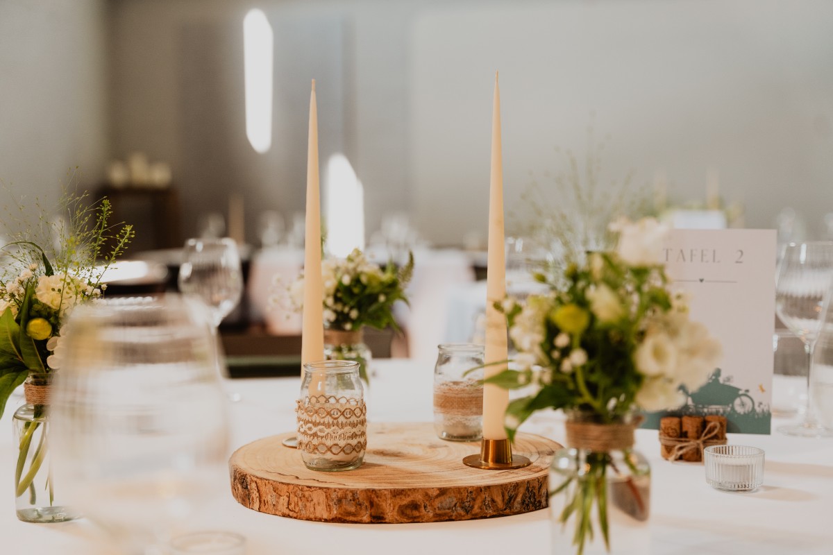 Tafeldecoratie met verse bloemen