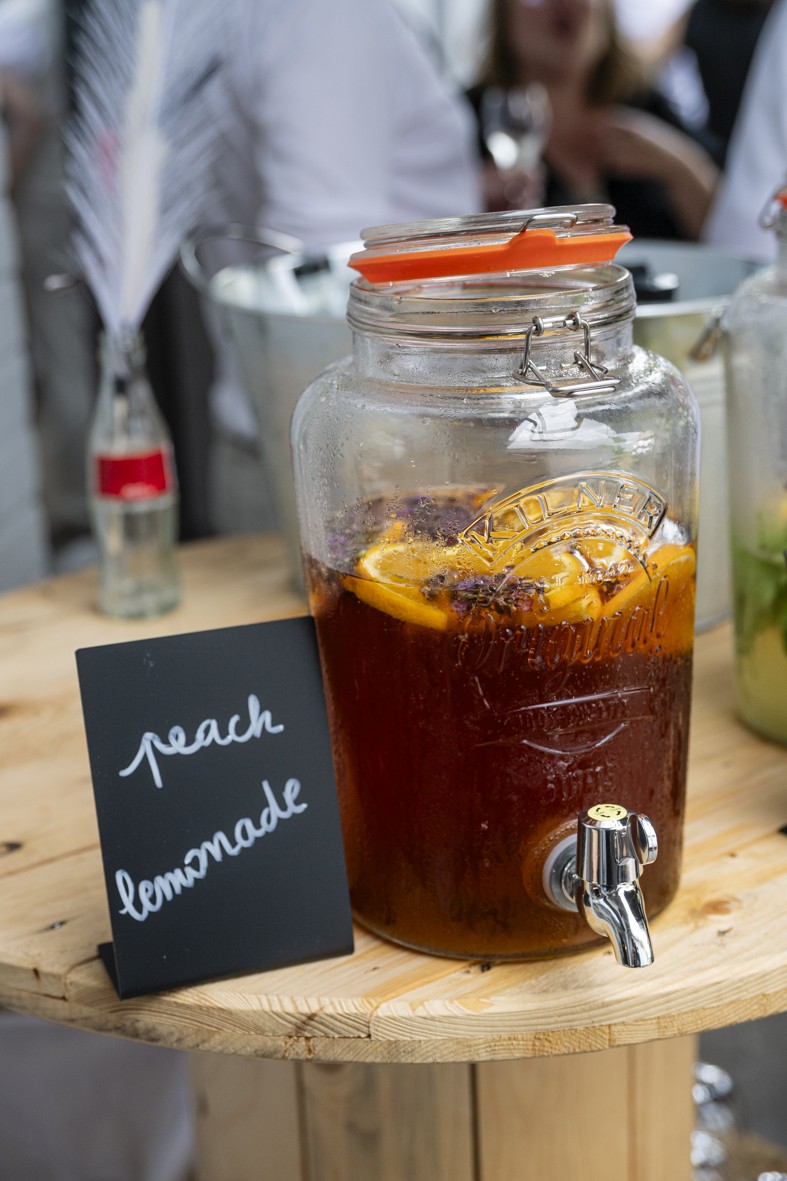 Limonadebar buiten tijdens een zomerse teamdag