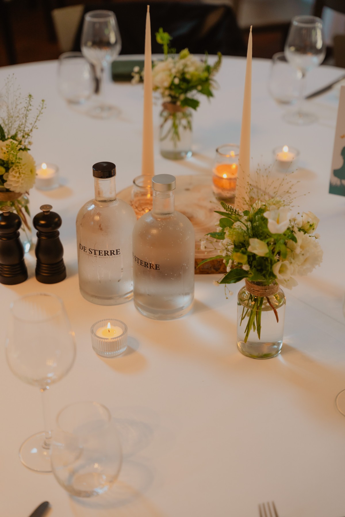 Kaarslicht op tafel tijdens een eindejaarsfeest in de regio Gent