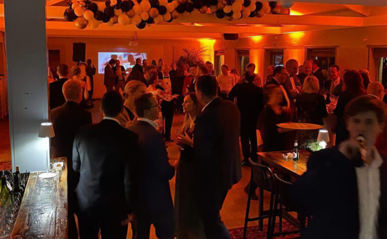 Eindejaarsfeest met sfeerverlichting in feestzaal De Sterre